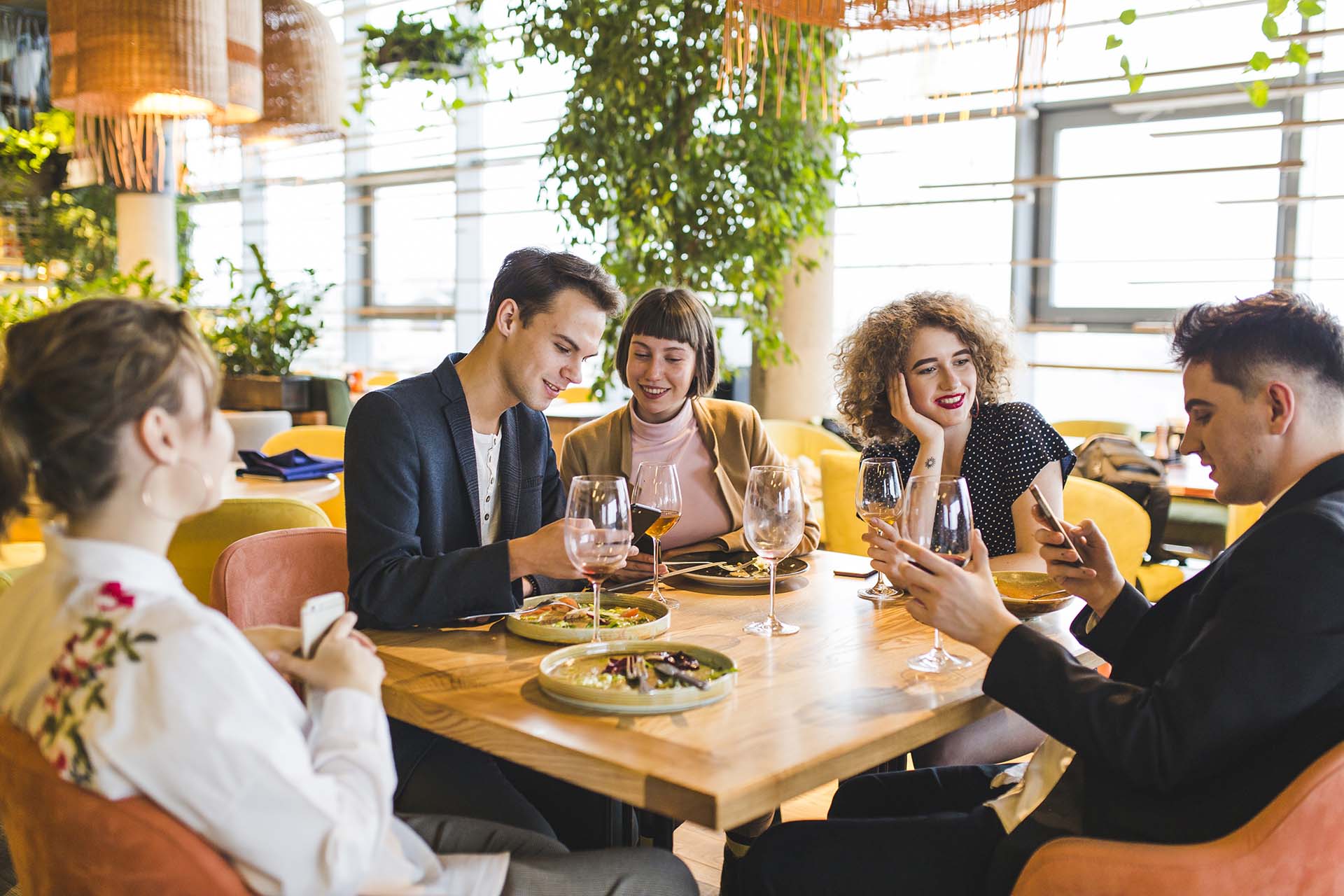 friends-eating-restaurant-dining-happy-customers-group-dinner-family-restaurant-people-enjoying-food-1718846-pxhere.com