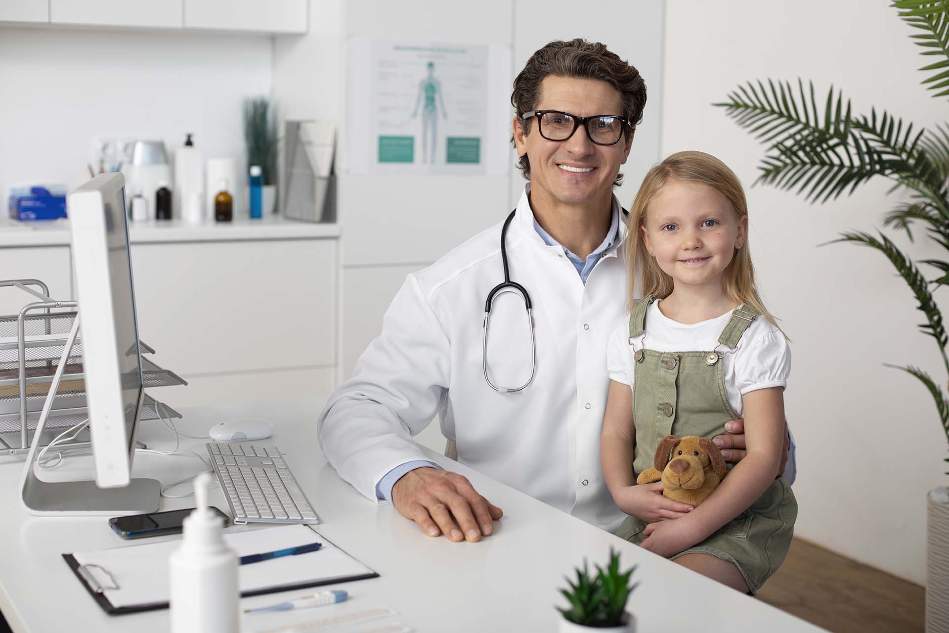 doctor-child-care-pediatrician-healthcare-medical-family-doctor-1708624-pxhere.com